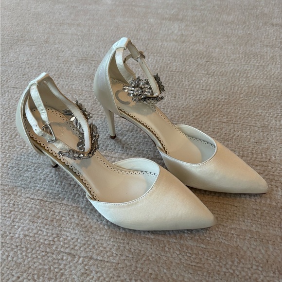 Journee Collection Cream Heels with Floral Accent - Picture 5 of 15